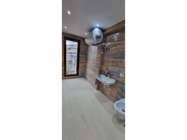 Tirane, jepet me qera ambjent biznesi Kati 5, 156 m² 2.500 € (Rruga e Kavajes)