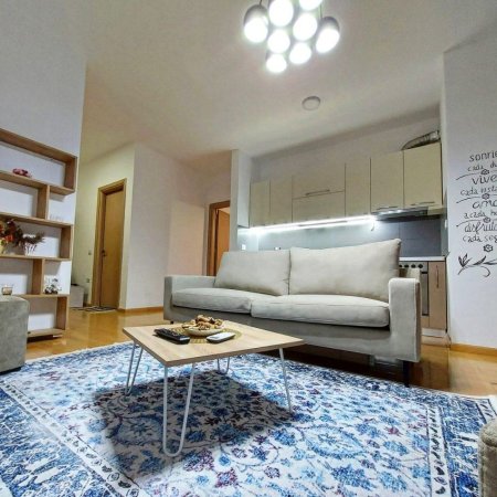 Tirane, jepet me qera apartament 2+1+Ballkon Kati 3, 80 m² 700 € (QENDER)