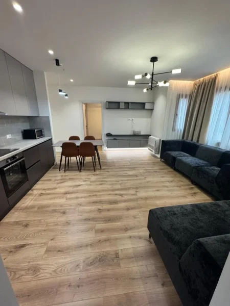 Tirane, jepet me qera apartament 2+1+Ballkon Kati 2, 85 m² 700 € (SELITE)