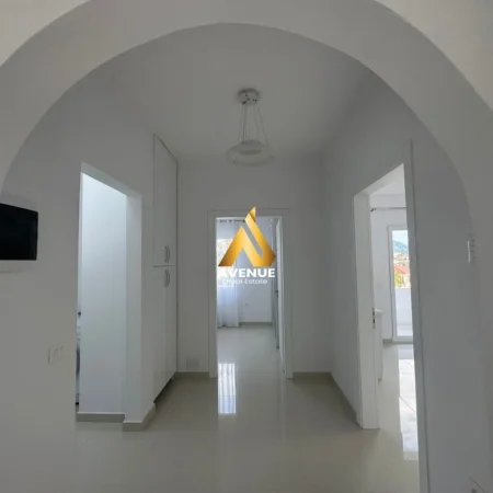 Tirane, jepet me qera apartament 2+1+Ballkon Kati 2, 100 m² 550 € (Sauk)