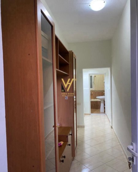 Tirane, jepet me qera apartament 1+1+Ballkon Kati 1, 60 m² 400 € (STACIONI I TRENIT)