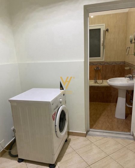 Tirane, jepet me qera apartament 1+1+Ballkon Kati 1, 60 m² 400 € (STACIONI I TRENIT)