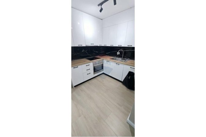Tirane, jepet me qera apartament 3+1+Ballkon Kati 2, 135 m² 1000 € (Rruga Mine Peza)