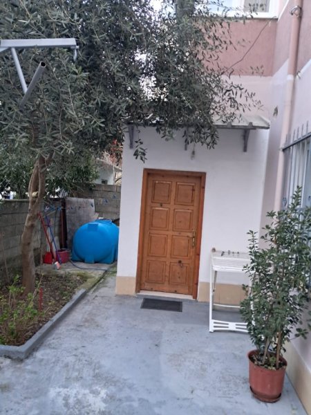 Tirane, jepet me qera shtepi 1+1 Kati 0, 45 m² 350 € (Rruga Robert Shvarc)