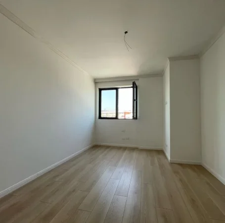 Tirane, jepet me qera ambjent biznesi Kati 7, 120 m² 550 € (Unaza e Re)