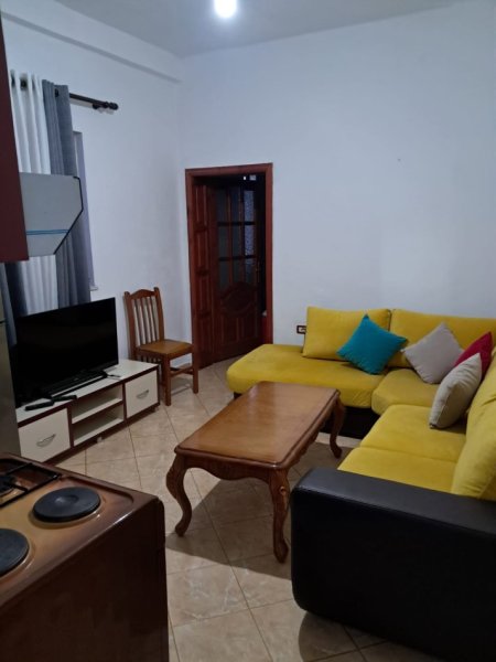 Tirane, jepet me qera shtepi 1+1 Kati 0, 45 m² 350 € (Rruga Robert Shvarc)