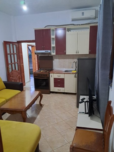 Tirane, jepet me qera shtepi 1+1 Kati 0, 45 m² 350 € (Rruga Robert Shvarc)