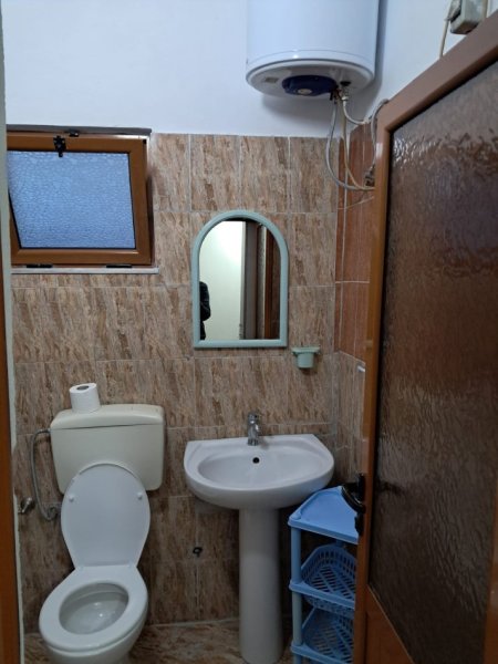 Tirane, jepet me qera shtepi 1+1 Kati 0, 45 m² 350 € (Rruga Robert Shvarc)