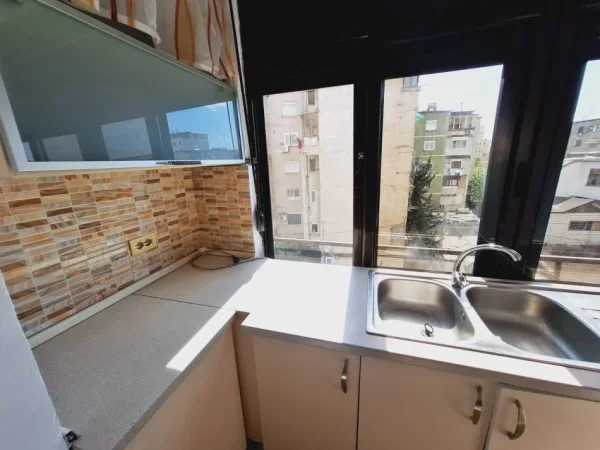 Tirane, jepet me qera apartament 2+1 Kati 4, 60 m² 470 € ( JEPET ME QERA APARTAMENT 2+1 VETËM PËR VAJZA NE RRUGEN FORTUZI (ZEMRA E TIRANËS))