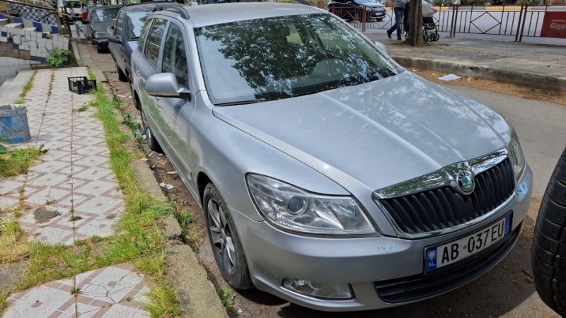 Tirane, makine Skoda oktavia Nafte, gri metalizato manuale 1 km 5.000 €