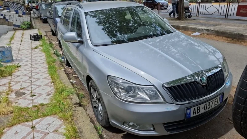 Tirane, makine Skoda oktavia Nafte, gri metalizato manuale 1 km 5.000 €