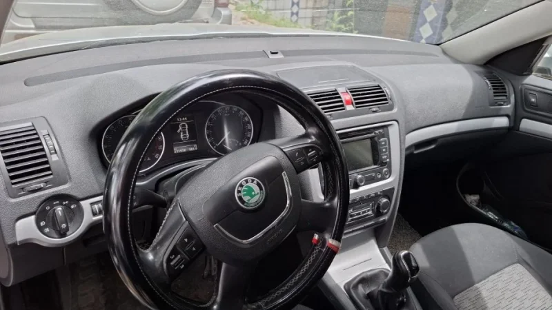 Tirane, makine Skoda oktavia Nafte, gri metalizato manuale 1 km 5.000 €
