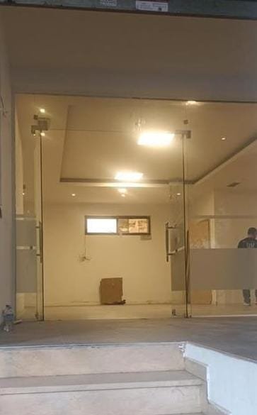 Tirane, jepet me qera dyqan Kati 0, 70 m² 900 € (21 DHJETORI)