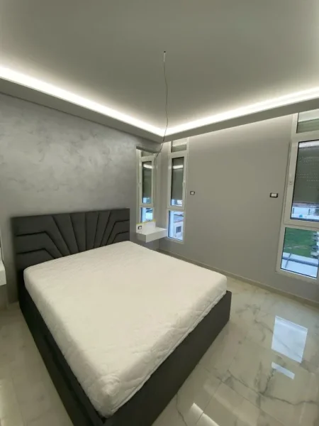 Tirane, jepet me qera apartament 2+1 Kati 3, 95 m² 700 € (ish fusha e aviacionit)