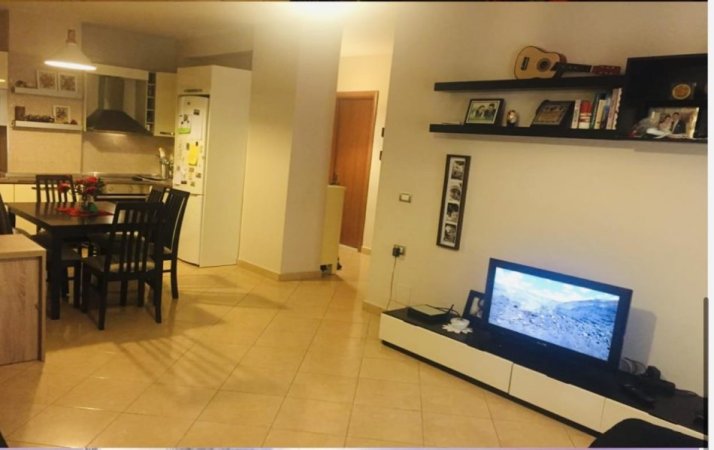 Tirane, jepet me qera apartament 1+1+Ballkon Kati 8, 60 m² 350 € (Misto Mame)
