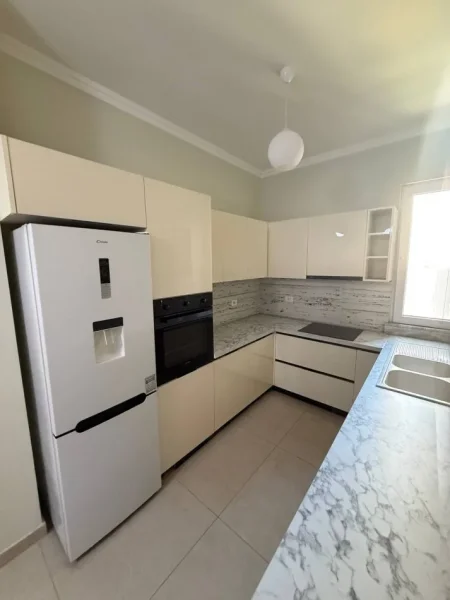 Tirane, jepet me qera apartament 2+1+Ballkon Kati 1, 120 m² 1.000 € (Spitali Amerikan 3)