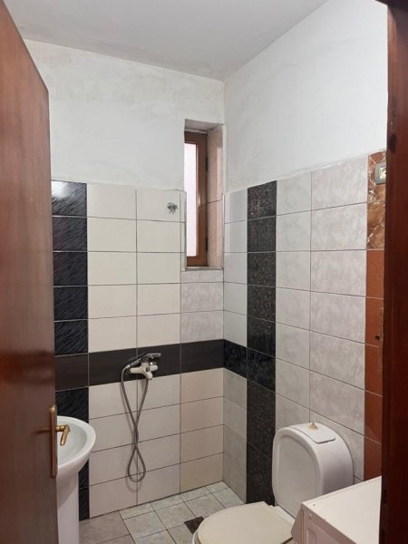 Tirane, jepet me qera apartament 2+1+Aneks+Ballkon Kati 1, 80 m² 380 € (Don Bosco)