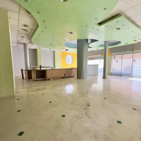 Tirane, jepet me qera ambjent biznesi Kati 0, 215 m² 2.700 € (qender tirane)