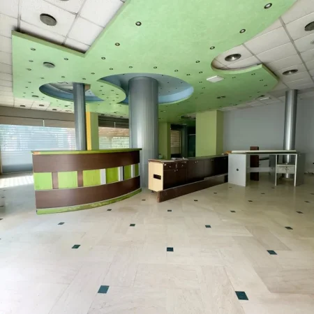Tirane, jepet me qera ambjent biznesi Kati 0, 215 m² 2.700 € (qender tirane)