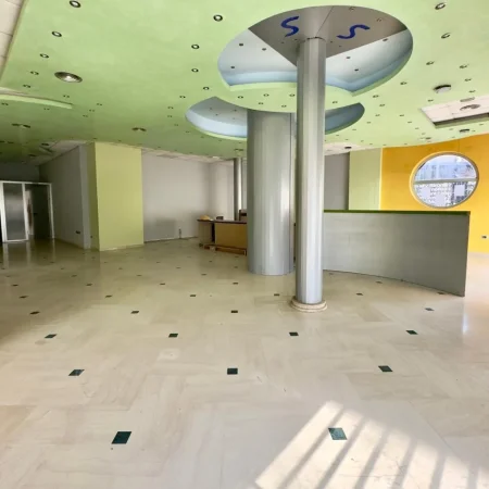 Tirane, jepet me qera ambjent biznesi Kati 0, 215 m² 2.700 € (qender tirane)