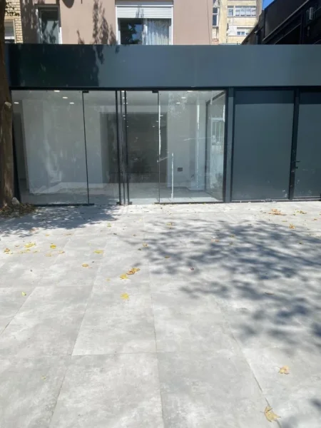 Tirane, jepet me qera ambjent biznesi Kati 0, 160 m² 2.500 € (bryli)