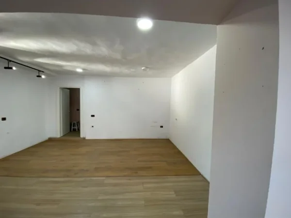 Tirane, jepet me qera dyqan Kati 0, 38 m² 400 € (kongresi i manastirit)
