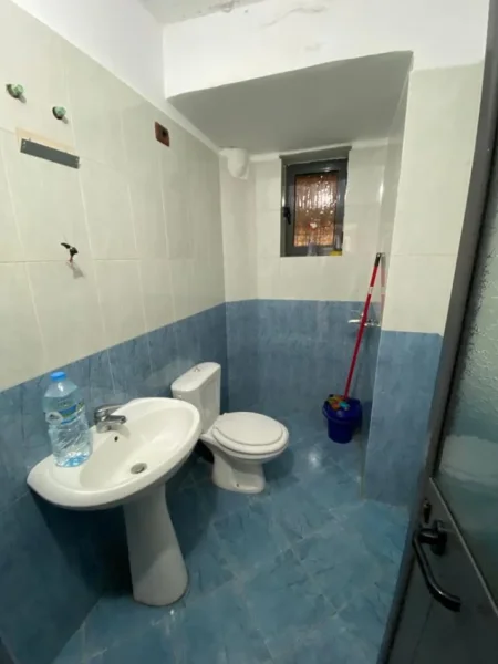 Tirane, jepet me qera dyqan Kati 0, 38 m² 400 € (kongresi i manastirit)