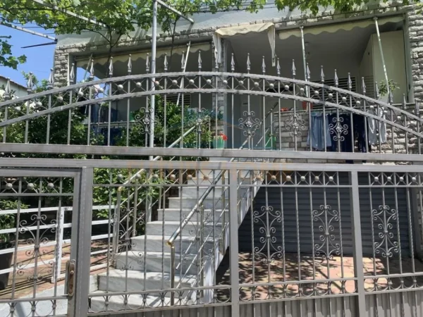 Tirane, shitet Vile 2+1 Kati 1, 180 m² 140.000 € (Rruga 'Tahir Skenderi')