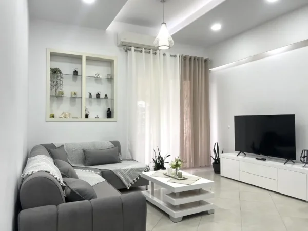 Tirane, jepet me qera apartament 1+1+Ballkon Kati 1, 75 m² 600 € (kopshti botanik)