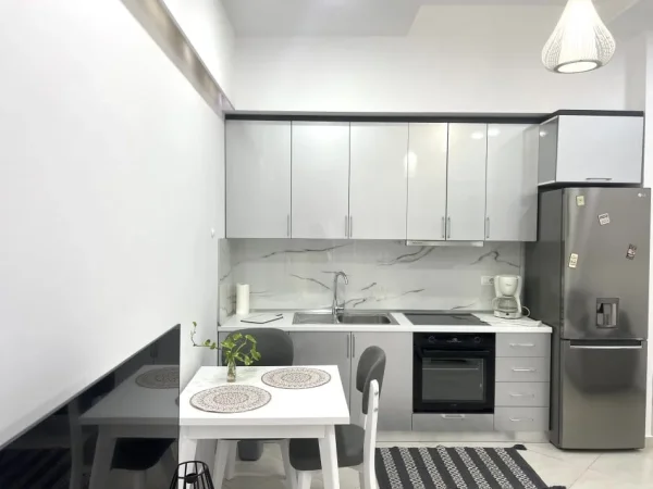 Tirane, jepet me qera apartament 1+1+Ballkon Kati 1, 75 m² 600 € (kopshti botanik)