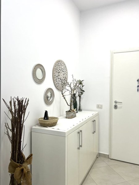 Tirane, jepet me qera apartament 1+1+Ballkon Kati 1, 75 m² 600 € (kopshti botanik)