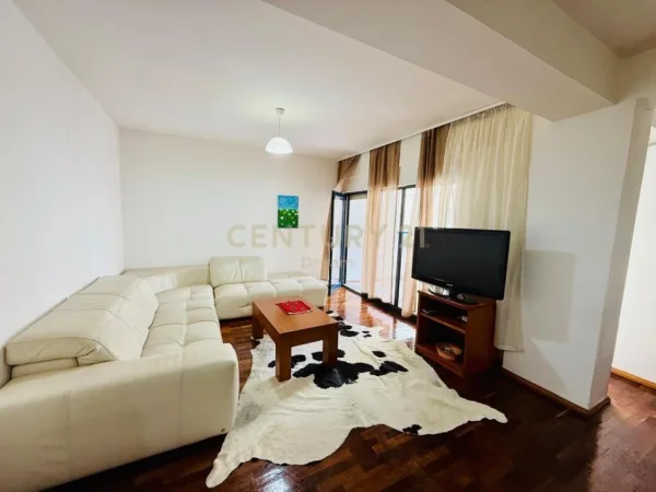 Tirane, jepet me qera apartament 2+1 Kati 5, 90 m² 800 € (Bllok)