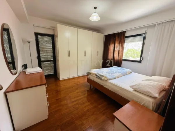 Tirane, jepet me qera apartament 2+1 Kati 5, 90 m² 800 € (Bllok)