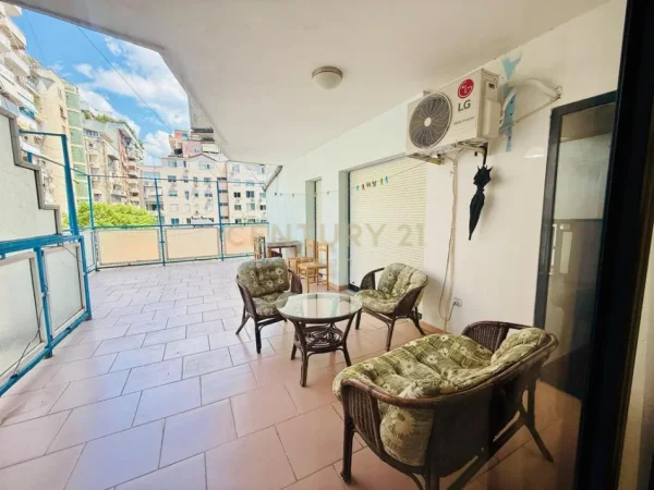 Tirane, jepet me qera apartament 2+1 Kati 5, 90 m² 800 € (Bllok)