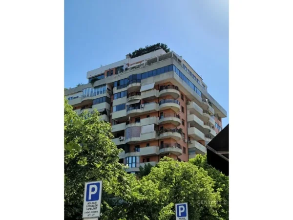 Tirane, jepet me qera ambjent biznesi Kati 7, 160 m² 2.100 € (Bllok)