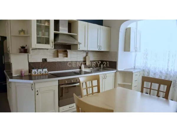 Tirane, jepet me qera apartament 3+1 Kati 4, 110 m² 690 € (Kafe Flora)