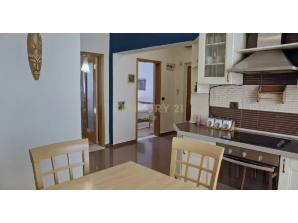 Tirane, jepet me qera apartament 3+1 Kati 4, 110 m² 690 € (Kafe Flora)