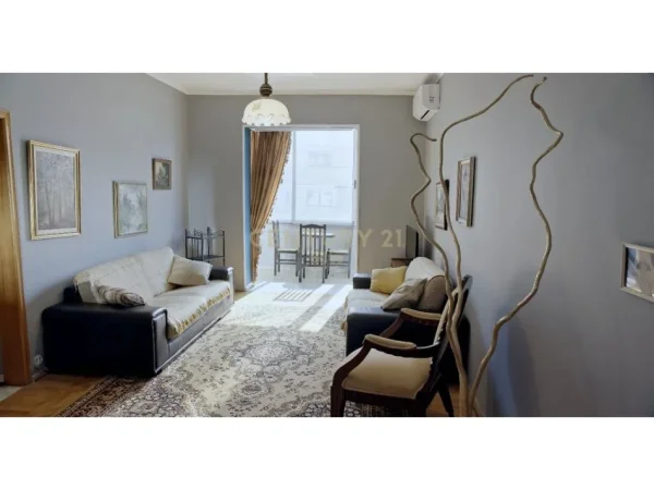 Tirane, jepet me qera apartament 3+1 Kati 4, 110 m² 690 € (Kafe Flora)