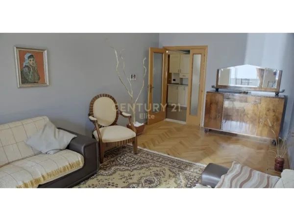 Tirane, jepet me qera apartament 3+1 Kati 4, 110 m² 690 € (Kafe Flora)