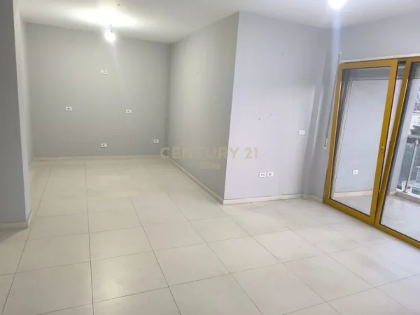 Tirane, jepet me qera zyre Kati 7, 110 m² 1.120 € (Ish Bllok)