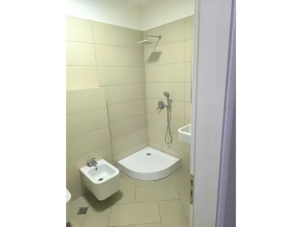 Tirane, jepet me qera zyre Kati 7, 110 m² 1.120 € (Ish Bllok)