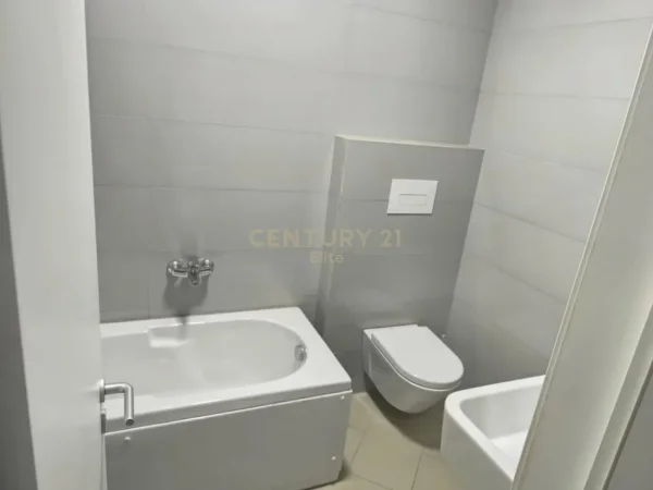 Tirane, jepet me qera zyre Kati 7, 110 m² 1.120 € (Ish Bllok)