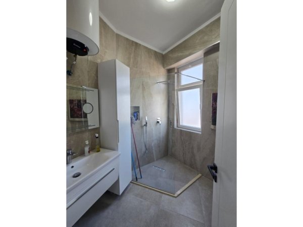 Tirane, jepet me qera apartament 2+1 Kati 8, 109 m² 1.501 € (Mine Peza)
