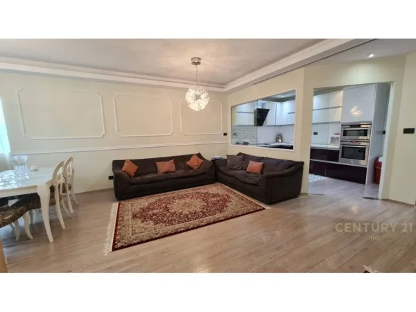 Tirane, jepet me qera apartament 2+1 Kati 10, 165 m² 1.800 € (Ish Bllok)