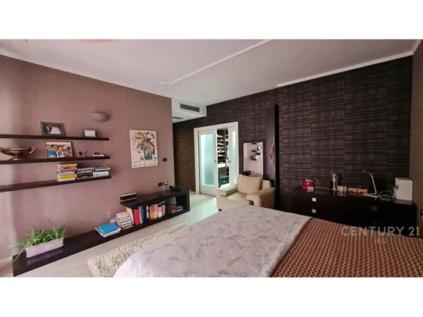 Tirane, jepet me qera apartament 2+1 Kati 10, 165 m² 1.800 € (Ish Bllok)