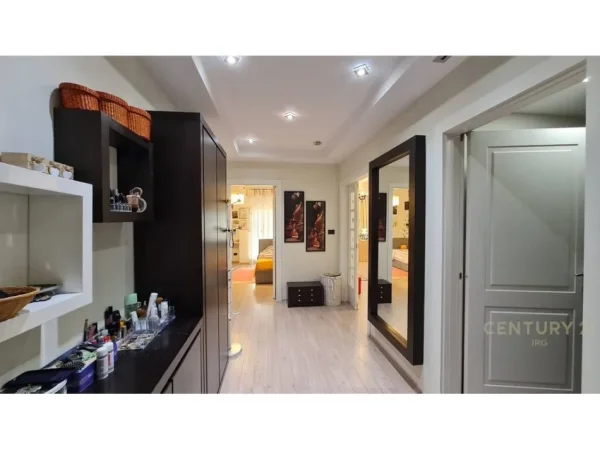 Tirane, jepet me qera apartament 2+1 Kati 10, 165 m² 1.800 € (Ish Bllok)