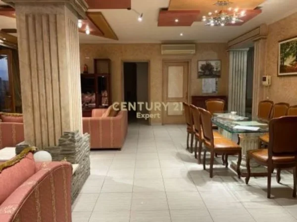 Tirane, jepet me qera apartament 3+1 Kati 7, 165 m² 1.500 € (Ish Bllok)