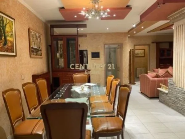 Tirane, jepet me qera apartament 3+1 Kati 7, 165 m² 1.500 € (Ish Bllok)