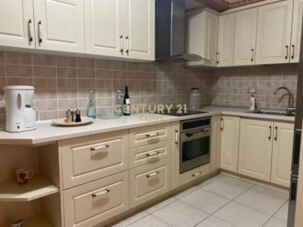 Tirane, jepet me qera apartament 3+1 Kati 7, 165 m² 1.500 € (Ish Bllok)