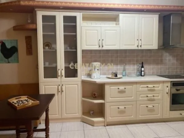 Tirane, jepet me qera apartament 3+1 Kati 7, 165 m² 1.500 € (Ish Bllok)